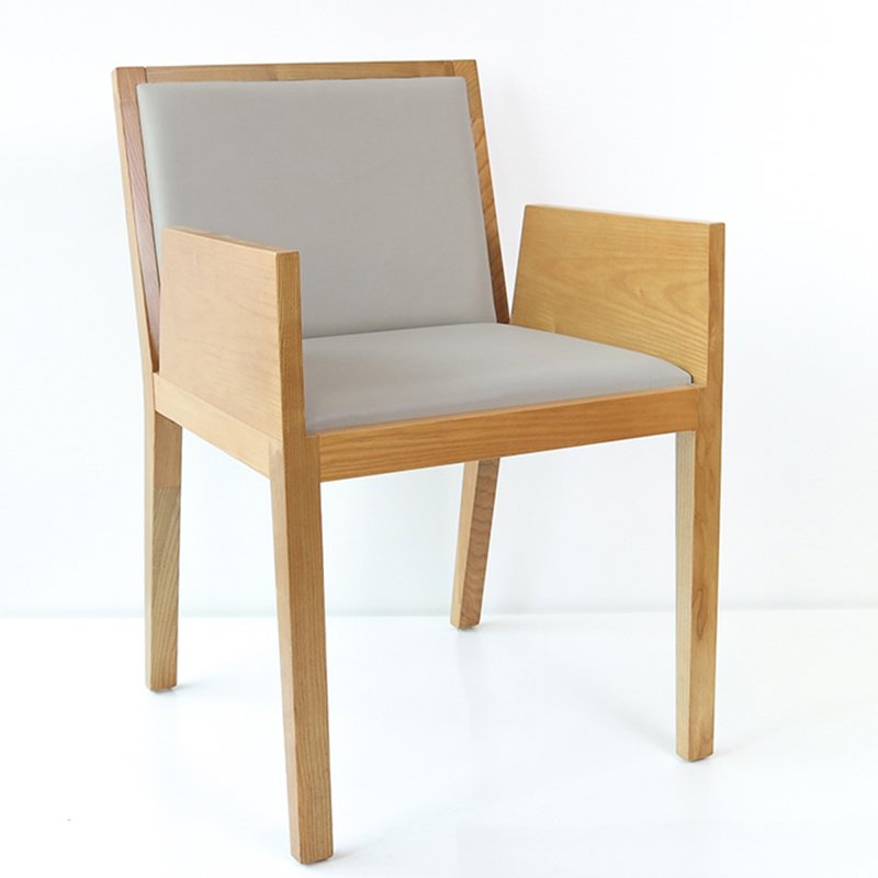 Dubai Hotel Popular Light Oak Solid Wood Dining Chair With Armrest
